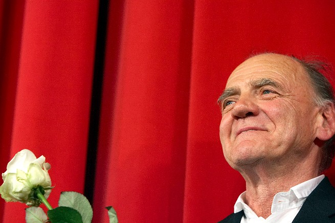 Satte Farben vor Schwarz