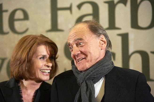 Satte Farben vor Schwarz